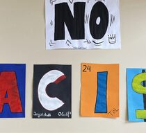 Plakate mit der Aufschrift "No Racism"