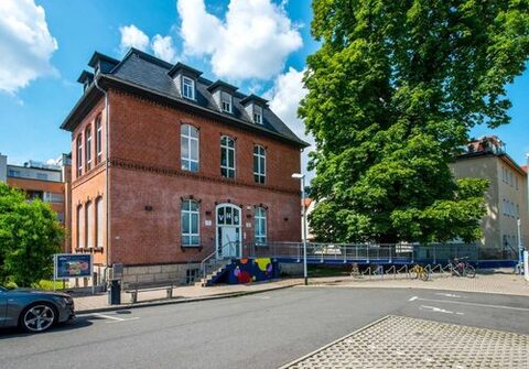 Foto vom Gebäude der vhs Jena: Ein rotes Backsteinhaus.