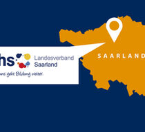 Dunkelblaue Kachel mit orangefarbener Karte des Saarlandes. Darauf ein weißes Standort-Icon, links davon das Logo des vhs-Landesverbands Saarland auf weißem Grund.