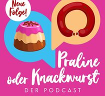 Ein quadratisches Podcast-Logo mit einem pinken Hintergrund. Links befindet sich eine gezeichnete, mehrschichtige Praline mit rosa Glasur in einer blauen Sprechblase. Rechts befindet sich in einer beigen Sprechblase eine rote, ringförmige Knackwurst. Oben links steht in einem weißen Kreis „Neue Folge!“ in roter Handschrift. Unten in weißer, geschwungener Schrift steht der Podcast-Titel „Praline oder Knackwurst“, und darunter in Großbuchstaben „DER PODCAST“.