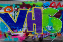 vhs ist mit Graffiti auf eine Wand gesprüht