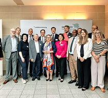 Gruppenfoto: Vertreter*innen der Arbeitsgemeinschaft Sozialstrukturförderung mit Bundesentwicklungsministerin Svenja Schulze