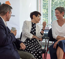 DVV-Ehrenpräsidentin Rita Süssmuth (m.) im Gespräch mit Grimme-Direktorin Frauke Gerlach und dem Marler Bürgermeister Werner Arndt