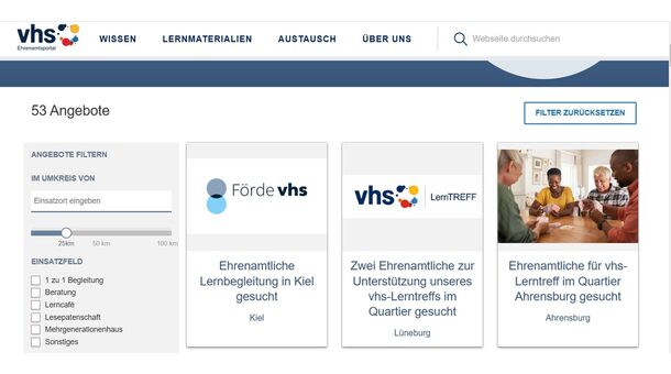 Screenshot: Website mit Suchfunktionen, links ein Filtermenü. Rechts davon sind drei Kacheln mit Angeboten von Organisationen, die Ehrenamtliche suchen.