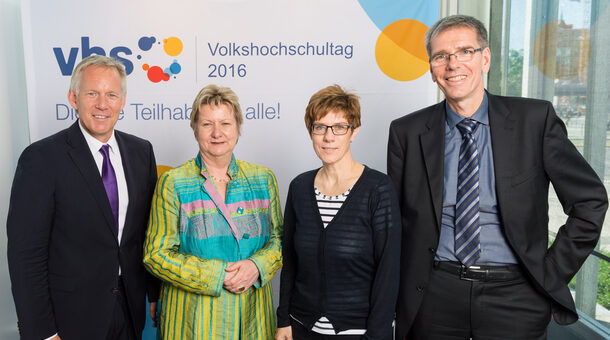 Ulrich Aengenvoort mit DVV-Präsidentin Annegret Kramp-Karrenbauer, Ministerin Sylvia Löhrmann und Moderator Johannes B. Kerner auf vhs-Tag 2016.