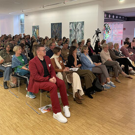 Teilnehmer*innen der Konferenz im Saal des Kunstmuseums