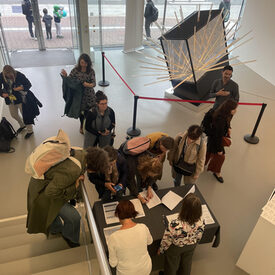 Teilnehmer*innen der Konferenz bei der Registrierung im Kunstmuseum