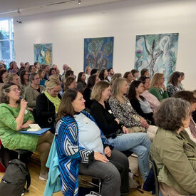 Teilnehmer*innen der Konferenz im Saal des Kunstmuseums