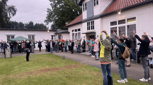 Warm-Up für den zweiten Konferenztag im Innenhof der vhs