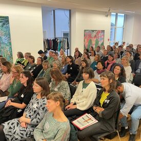 Teilnehmer*innen der Konferenz im Saal des Kunstmuseums