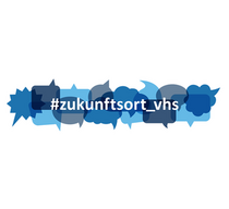 Banner: Sprechblasen in vielen verschiedenen Blautönen. Darüber in weiß der Schriftzug "#zukunftsort_vhs"