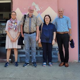 Julia von Westerholt und Uwe Gartenschlaeger (l.) zu Besuch beim Koda Community Education Center.