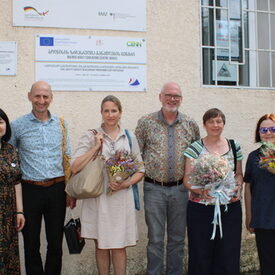 Julia von Westerholt (m.) und Uwe Gartenschlaeger zusammen mit georgischen Kolleg*innen vor dem Erwachsenenbildungszentrum in der Stadt Bolnisi.