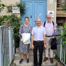 Julia von Westerholt, Direktorin des DVV, und Uwe Gartenschlaeger, Leiterin von DVV International, mit Dr. Thomas Lichtenberg, Regionalleiter Südosteuropa und Kaukasus bei DVV International.