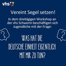 Weiße Schrift auf dunkelblauem Grund: Vereint Segel setzen! In dem dreitägigen Workshop an der vhs Schwerin beschäftigen sich Jugendliche mit der Frage: Was hat die Deutsche Einheit eigentlich mit mir zu tun?