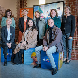 Projektbesuch an der vhs Schwerin (v.l.n.r): vhs-Leiterin Susanne Kapellusch, Staatsministerin Reem Alabali-Radovan, Beigeordneter der Stadt Schwerin Silvio Horn; Ines Poloski-Schmidt, Direktorin des Volkshochschulverband Mecklenburg-Vorpommern e. V., Johanna Kranz, DVV-Projektleiterin, Mandy Pfeifer, MdL, Sprecherin für Familien-, Kinder-, Gleichstellungspolitik und LSBT*IQ der SPD Landtagsfraktion MV, Jana Borkamp, Leiterin der Abteilung Kinder und Jugend im fördermittelgebenden Bundesministerium für Familie, Senioren, Frauen und Jugend und DVV-Verbandsdirektorin Julia von Westerholt