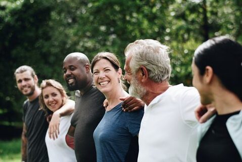 Gruppe von Menschen, die zusammenhält