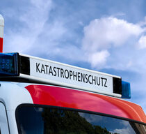 Einsatzfahrzeug der Feuerwehr mit der Aufschrift "Katastrophenschutz"