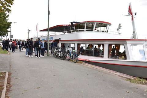 Auf der MS Europa werden die Jugendlichen über die Weser schippern