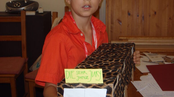Junge präsentiert selbstgebastelte Box