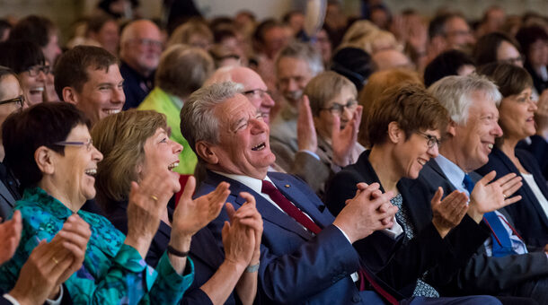 Bundespräsident Joachim Gauck im Publikum beim vhs-Tag 2016 in Berlin