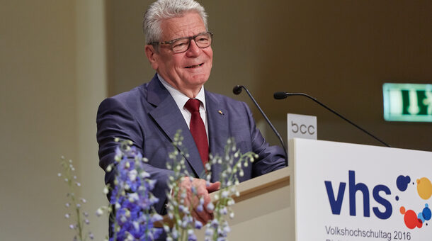 Bundespräsident Joachim Gauck am Redepult beim vhs-Tag 2016 in Berlin