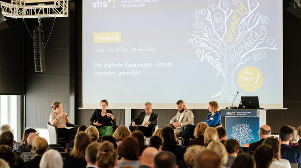 Podiumsgespräch „Die digitale Kommune smart, vernetzt, gerecht?“ mit Dr. Beate Ginzel, Uwe Lübking, Jacob Chammon und Katharina Schüller (v.l.n.r.) beim Volkshochschulentag 2022.