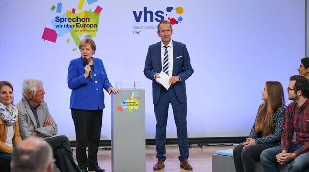 Bundeskanzlerin Angela Merkel spricht beim EU-Bürgerdialog der Volkshochschule Trier mit Teilnehmenden über die Zukunft Europas. (2018)