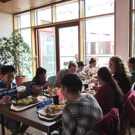 Gruppe isst gemeinsam am Tisch