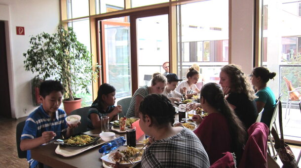 Gruppe isst gemeinsam am Tisch
