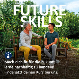 In junge Frau in Businessklamotten blickt in die Kamera. Im Hintergrund steht in weißer Schrift "Future Skills". Darunter steht der Text: "Mach dich fit für die Zukunft – lerne nachhaltig zu handeln! Jetzt Kurse finden unter: volkshochschule.de"