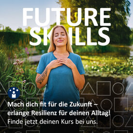 Eine Frau steht mit geschlossenen Augen in einem Garten und atmet tief durch. Im Hintergrund steht in weißer Schrift "Future Skills". Darunter steht der Text: "Mach dich fit für die Zukunft – erlange Resilienz für deinen Alltag! Jetzt Kurse finden unter: volkshochschule.de"