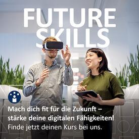 Zwei Personen, eine Frau und ein Mann probieren eine Virtual-Reality-Brille aus.