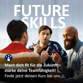 Zwei Männer und eine Frau sitzen zusammen und diskutieren. Im Hintergrund steht in weißer Schrift "Future Skills". Darunter steht der Text: "Mach dich fit für die Zukunft – stärke deine Teamfähigkeit! Jetzt Kurse finden unter: volkshochschule.de"