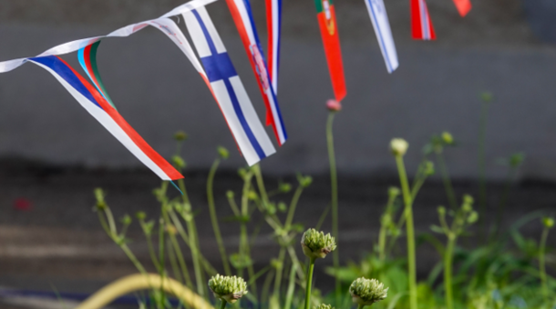 Eine Wimpelkette mit den Flaggen der europäischen Nationen weht im Wind