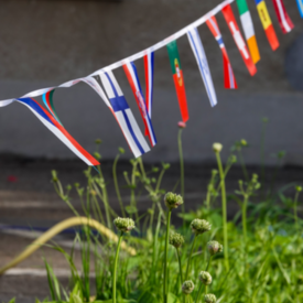 Eine Wimpelkette mit den Flaggen der europäischen Nationen weht im Wind