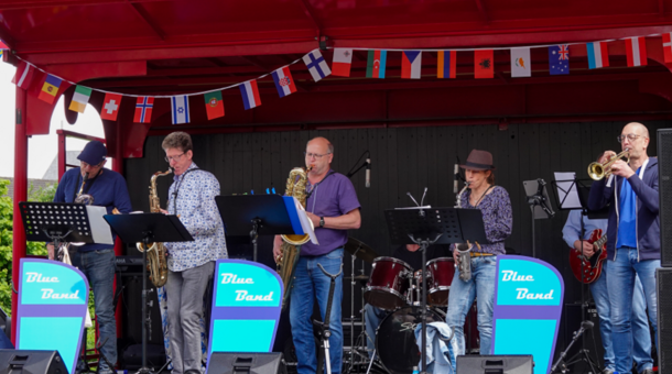 Die Big Band "Blue Band" auf der Bühne beim Europafest der vhs Kleve