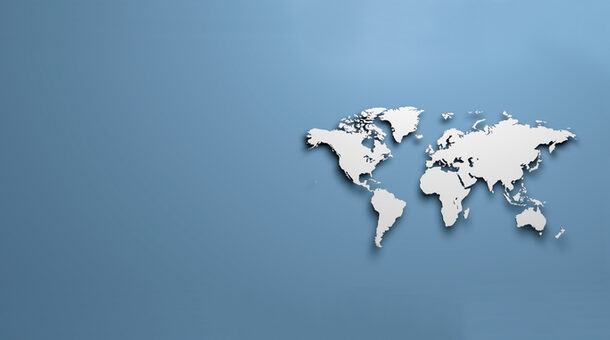 Weltkarte auf blaugrauem Untergrund