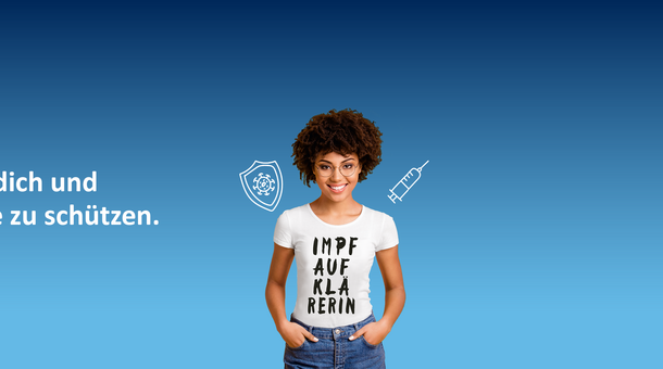 Junge Frau trägt ein T-Shirt mit der Aufschrift "Impfaufklärerin". Neben ihr steht die Aufschrift: Lerne dich und andere zu schützen.
