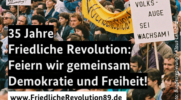 Bild von demonstrierenden Menschen. Darauf der Schriftzug "35 Jahre Friedliche Revolution: Feiern wir gemeinsam Demokratie und Freiheit"