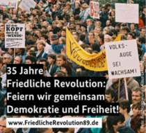 Bild von demonstrierenden Menschen. Darauf der Schriftzug "35 Jahre Friedliche Revolution: Feiern wir gemeinsam Demokratie und Freiheit"