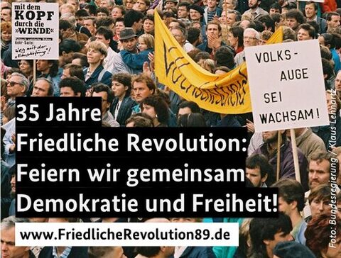 Bild von demonstrierenden Menschen. Darauf der Schriftzug "35 Jahre Friedliche Revolution: Feiern wir gemeinsam Demokratie und Freiheit"