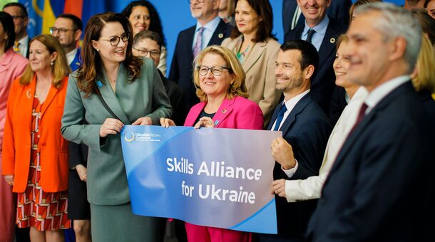 Entwicklungsministerin Svenja Schulze (Mitte) beim Start der internationalen „Skills Alliance for Ukraine“ im Rahmen der Ukraine-Wiederaufbaukonferenz in Berlin