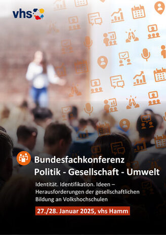 Einladungstitel BFK PGU: Blick auf Publikum, im Hintergrund eine Frau auf einer Bühne. In das Bild hinein laufen orangene Icons (Mikrofon, Sprechblasen, Kalender usw.).