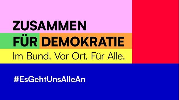 Logo: Schwarze Schrift auf weißem Grund: Zusammen für Demokratie – Im Bund. Vor Ort. Für Alle.