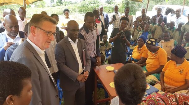 Martin Rabanus im Gespräch mit Lernenden von Alphabetisierungskursen in einem ugandischen Community Learning Centre