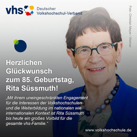 Foto von Prof. Rita Süssmuth in einem blauen Blazer. Auf dem Bild steht die Aufschrift: Herzlichen Glückwunsch zum 85. Geburtstag, Rita Süssmuth!