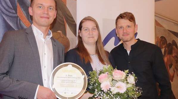 Den Preis für den 2. Platz überreichte Dresdens Oberbürgermeister Dirk Hilbert an Gino Schneider (Vorstand) sowie den Mitarbeitenden Georg Mühlberg (Leitung Lerntreff „Behring24“) und Stefanie Elies (VHS Dresden).