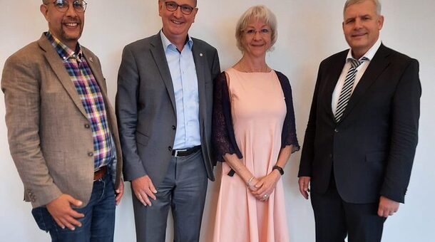 Gruppenbild von links nach rechts: Sascha Rex, Leiter der Stabsstelle Grundsatz im DVV, Martin Rabanus, Vorsitzender des DVV, Uta Saumweber-Meyer, Abteilungsleiterin im BAMF und Dr. Michael Griesbeck, Vize-Präsident des BAMF