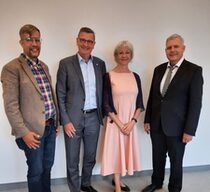 Gruppenbild von links nach rechts: Sascha Rex, Leiter der Stabsstelle Grundsatz im DVV, Martin Rabanus, Vorsitzender des DVV, Uta Saumweber-Meyer, Abteilungsleiterin im BAMF und Dr. Michael Griesbeck, Vize-Präsident des BAMF